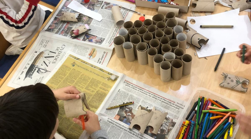 La Biblioteca Infantil/Juvenil de Novelda se ha convirtdo en un pequeño taller de ternura y creatividad 🧸✨.