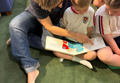 Visita escolar a la Biblioteca Infantil pel Dia del Llibre.