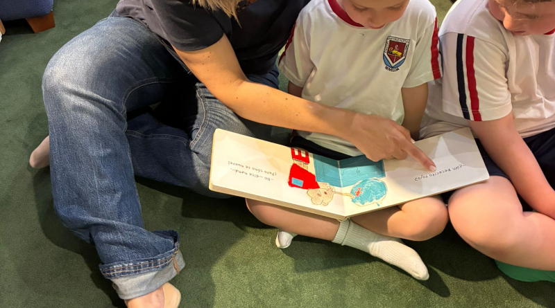 Visita escolar a la Biblioteca Infantil pel Dia del Llibre.